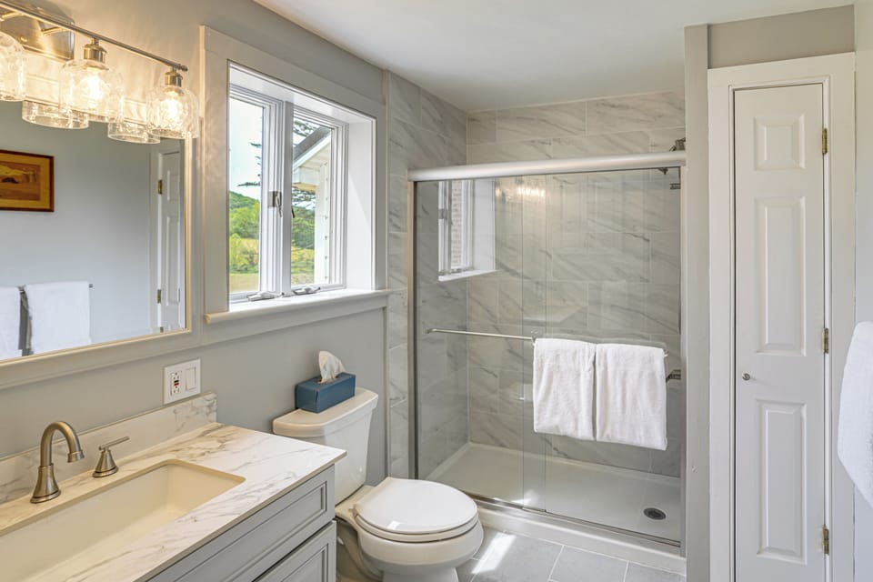 Horse Racing & Skiing in Greenwich: Dogs Welcome Cottage in Hudson Valley