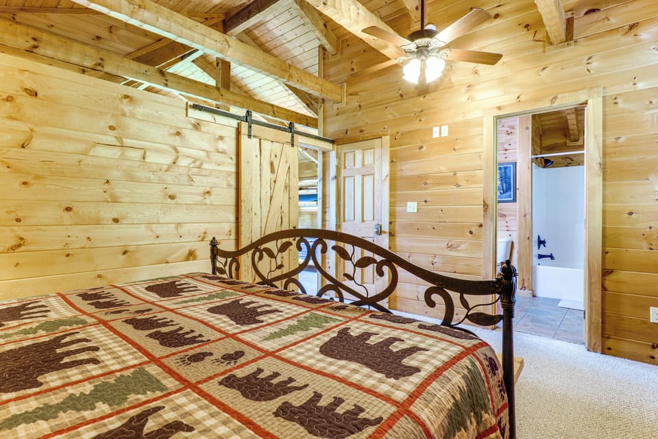 Smoky Mtn Oasis w/ Hot Tub! 5 Mi to Skyland Ranch Cottage in Pigeon Forge