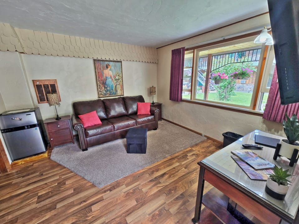 Basic Studio Suite (11) | Living area | 32-inch LCD TV with cable channels, TV