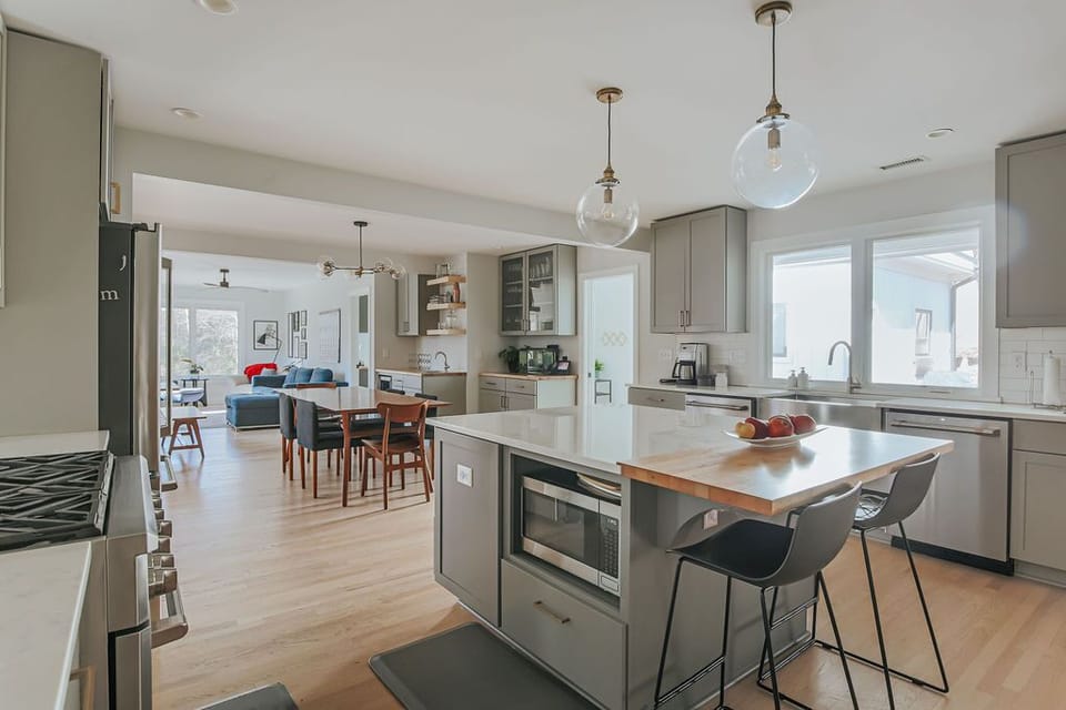 House, Private Bathroom (Hardwood Hall) | Shared kitchen | Spices, kitchen islands