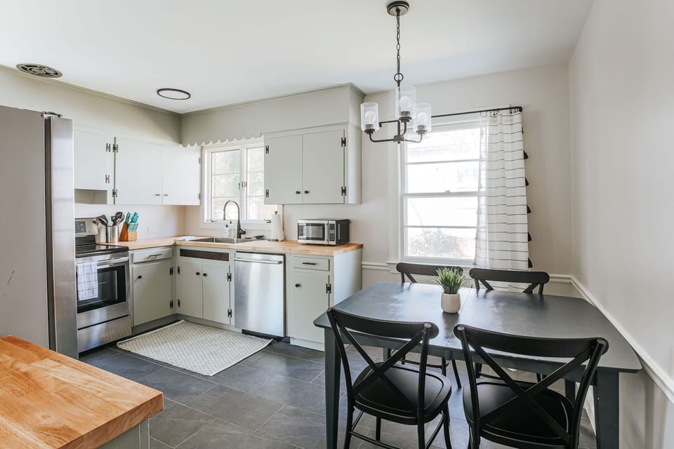 House, Private Bathroom (Lewis Mountain Retreat) | Shared kitchen