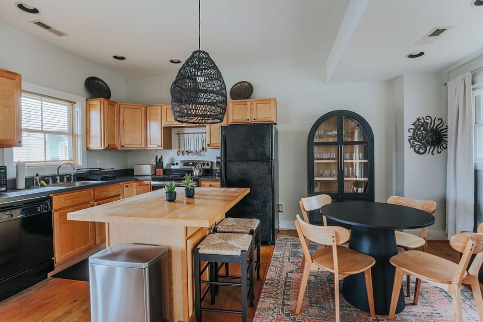 House, Private Bathroom (Oasis on 5th) | Shared kitchen