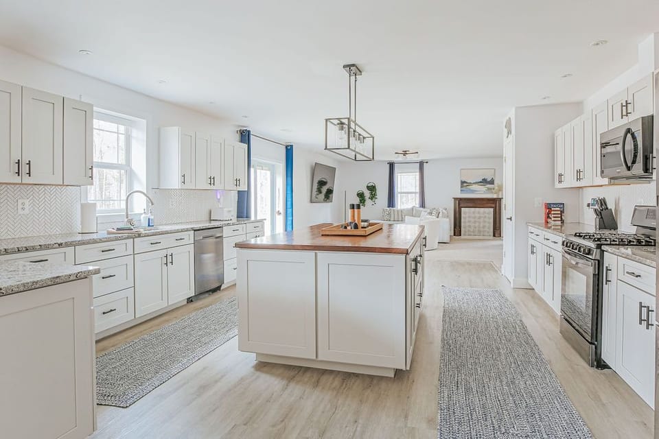 House, Private Bathroom (Pine and Vine) | Shared kitchen | Highchair, paper towels, kitchen island