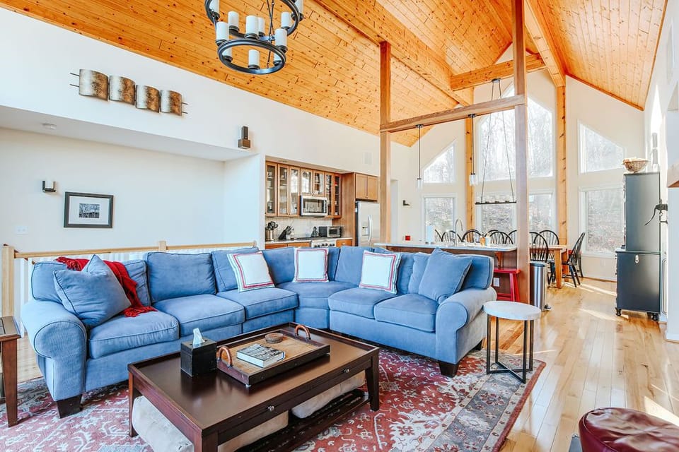 House, Private Bathroom (Red White Wintergreen) | Lounge
