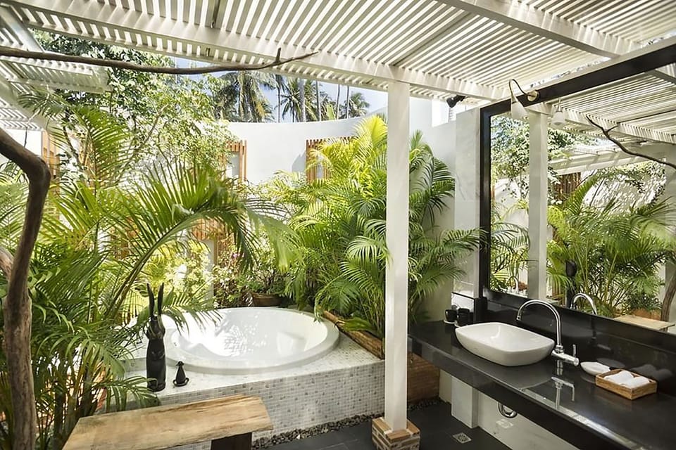 Shantaa Extra Sweet (A king size bed) | Free minibar, in-room safe, individually decorated
