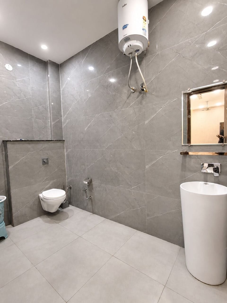 Family Room | Bathroom | Combined shower/tub, rainfall showerhead, free toiletries, hair dryer