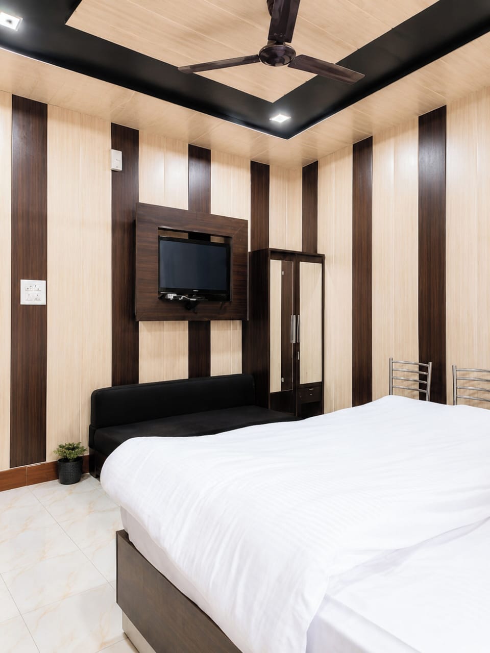 Hypo-allergenic bedding, desk, soundproofing, free WiFi
