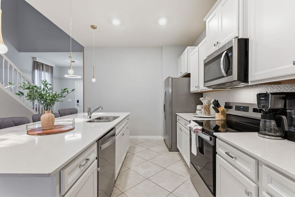 House (Multiple Bedrooms) | Private kitchen | Microwave, oven, stovetop, dishwasher