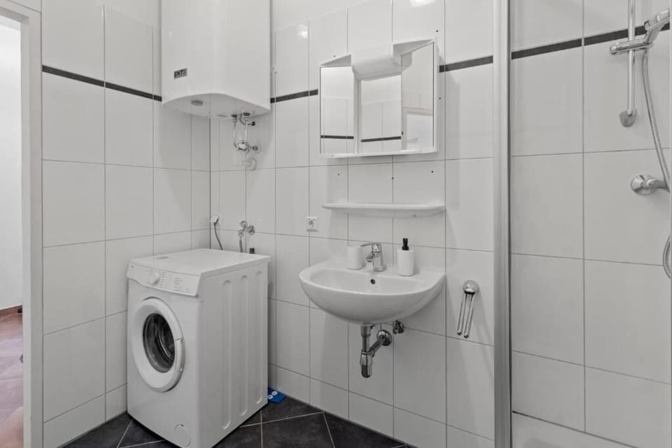 Apartment, 1 Double Bed with Sofa bed, Courtyard View | Bathroom