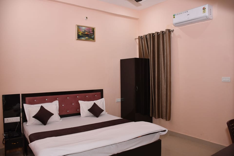 Family Room | Desk, laptop workspace, free WiFi