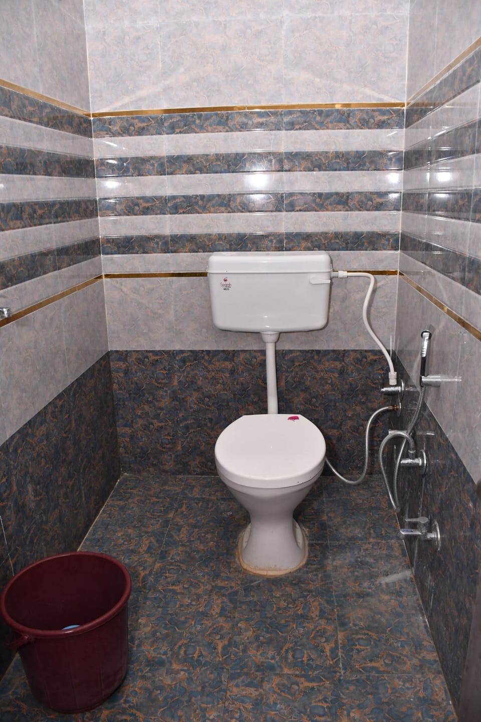Family Room | Bathroom | Combined shower/tub, free toiletries, bidet, towels