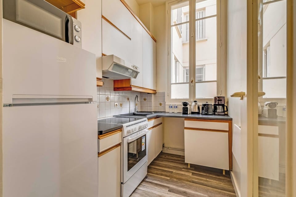 Apartment | Private kitchen | Fridge, microwave, oven, stovetop