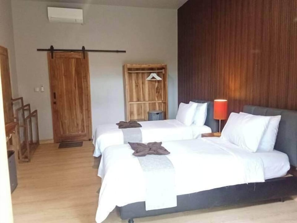 Standard Twin Room, Balcony | Iron/ironing board (on request), WiFi (free)
