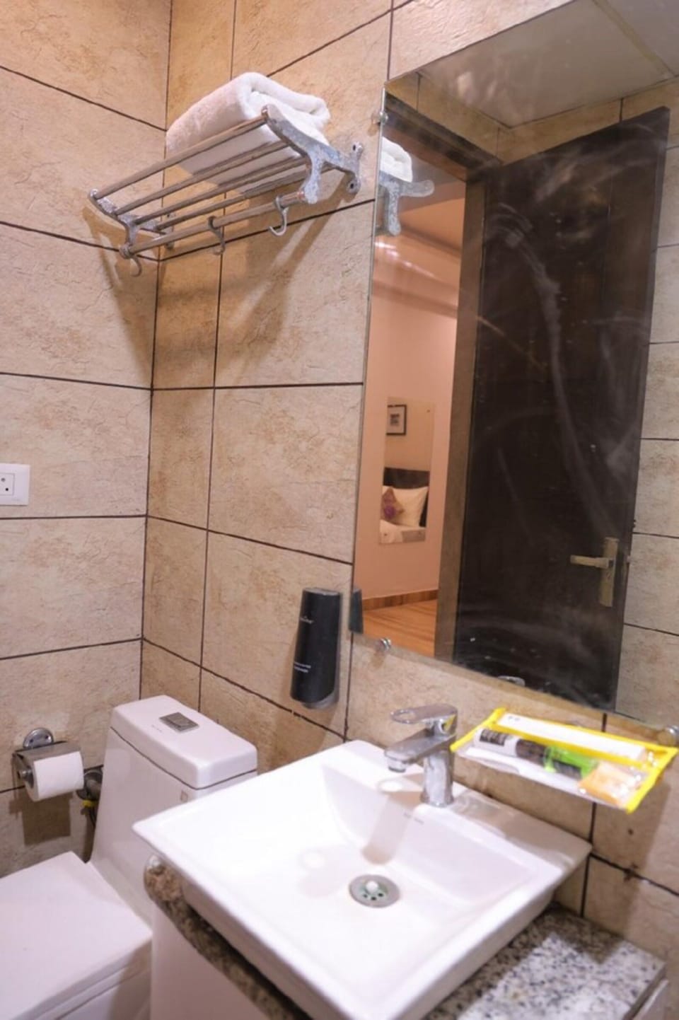 Deluxe Room | Bathroom | Shower, free toiletries, towels, soap
