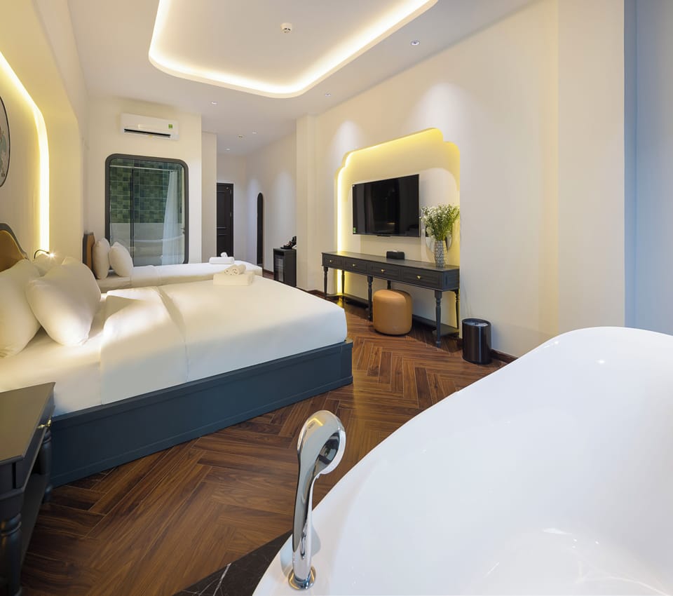 Deluxe Double Room | Minibar, desk, laptop workspace, blackout drapes