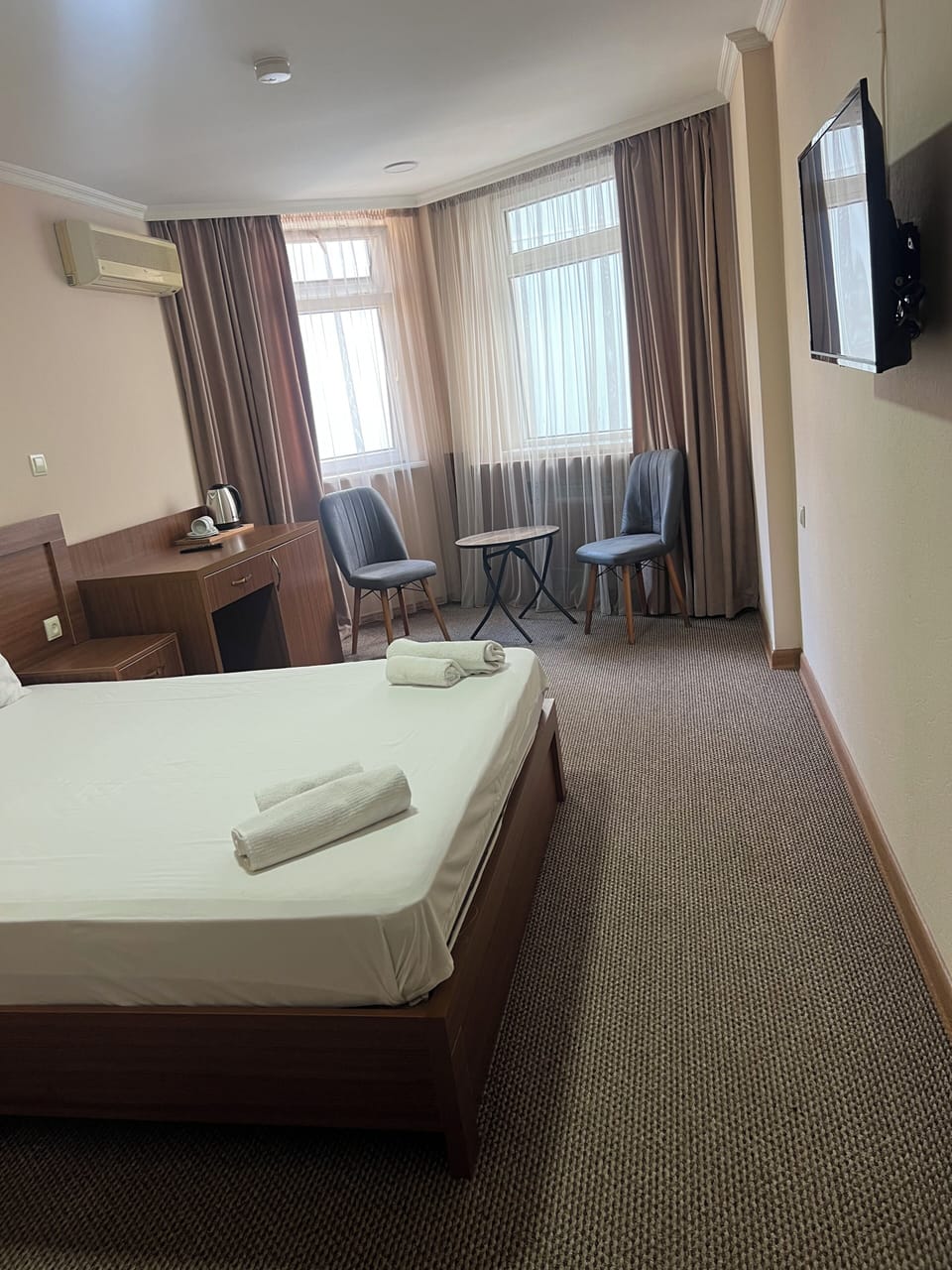 In-room safe, desk, laptop workspace, blackout drapes
