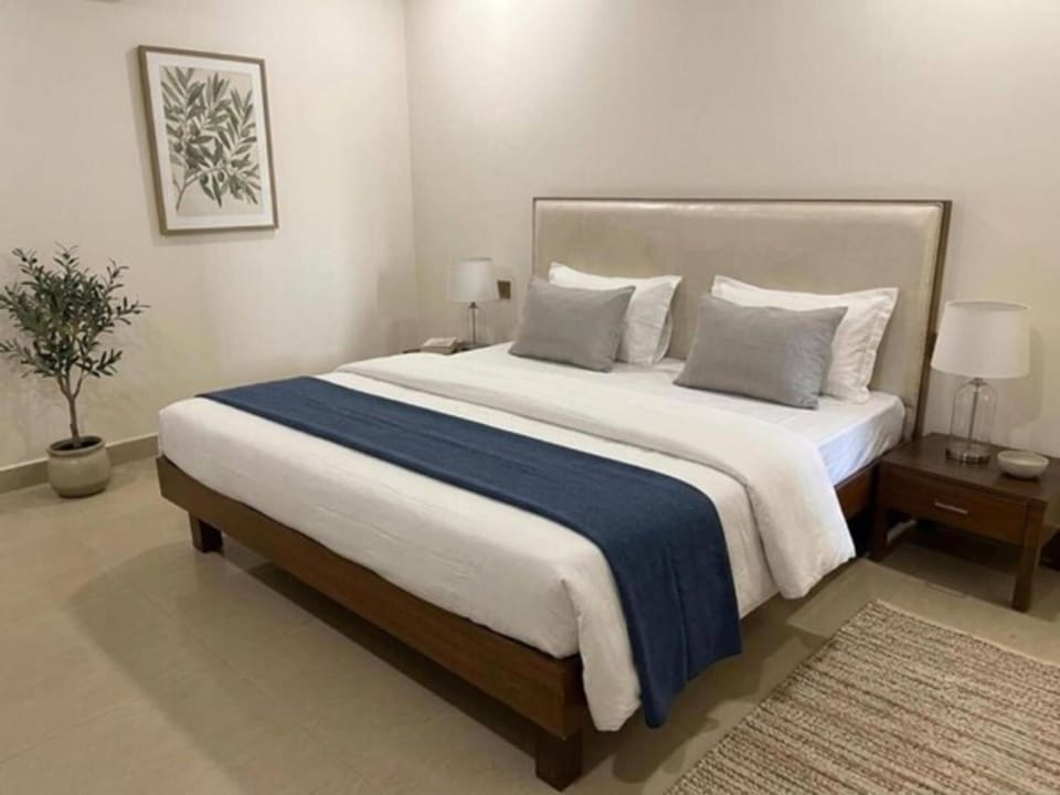 Deluxe Room | Desk, laptop workspace