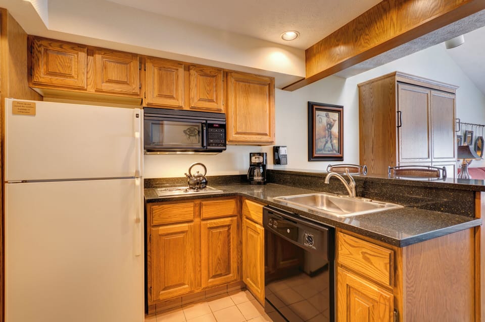 Loft (Heather Highlands Inn Inverness) | Private kitchenette | Espresso maker, coffee/tea maker