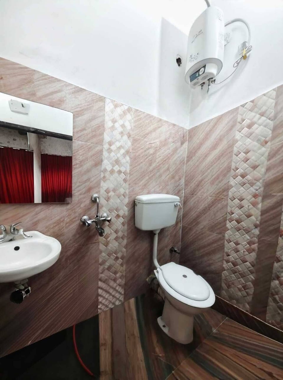 Deluxe Double Room | Bathroom | Shower, free toiletries, towels, soap