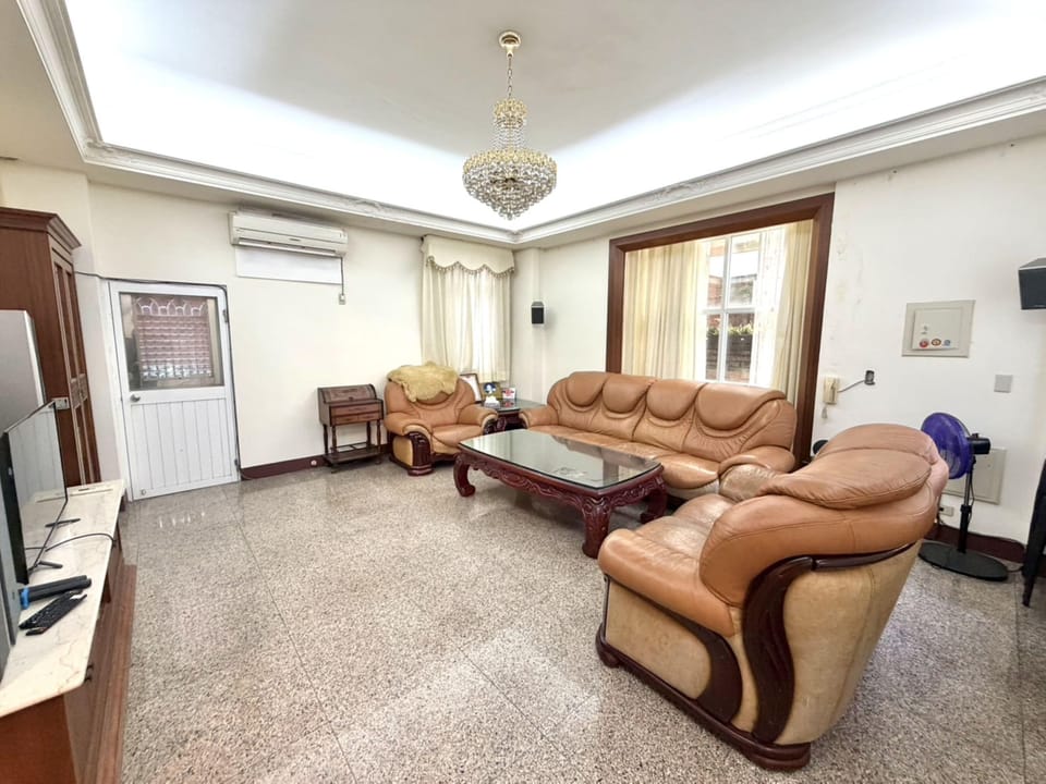 Basic House, City View | Living area