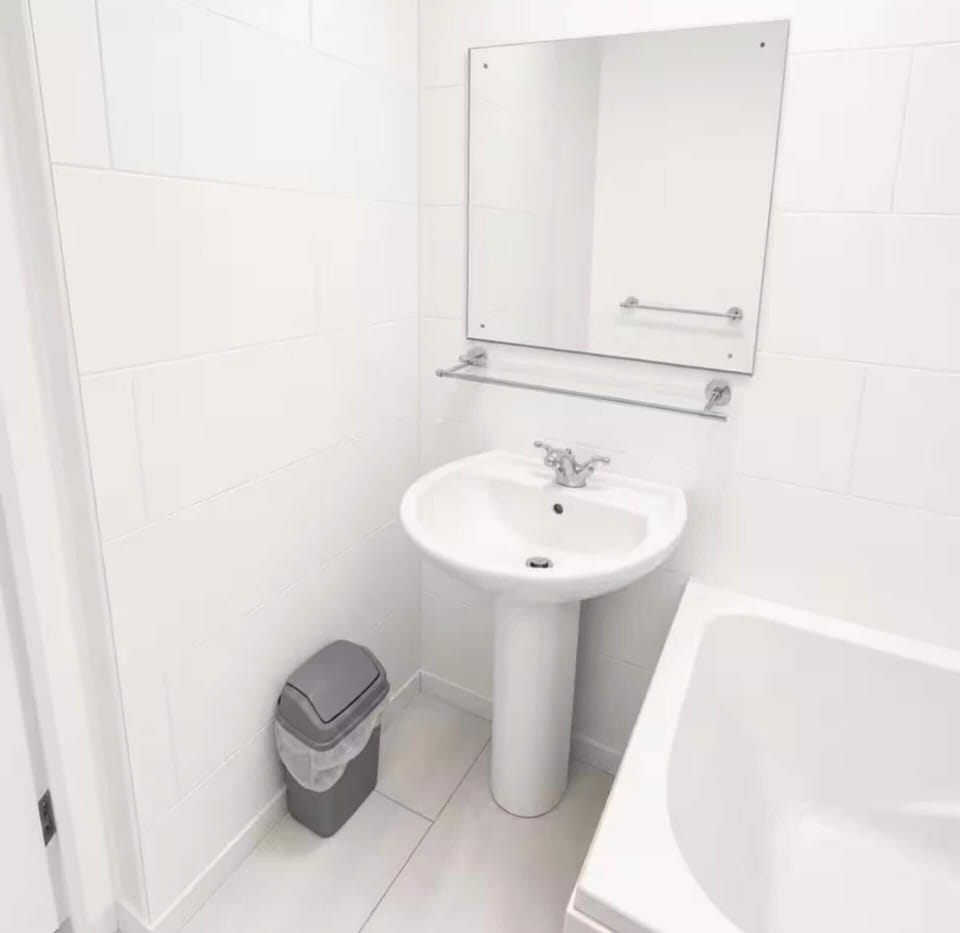 Convenient Modern Lrg 2 Bedroom w Wifi and Parking Apartment in Preston