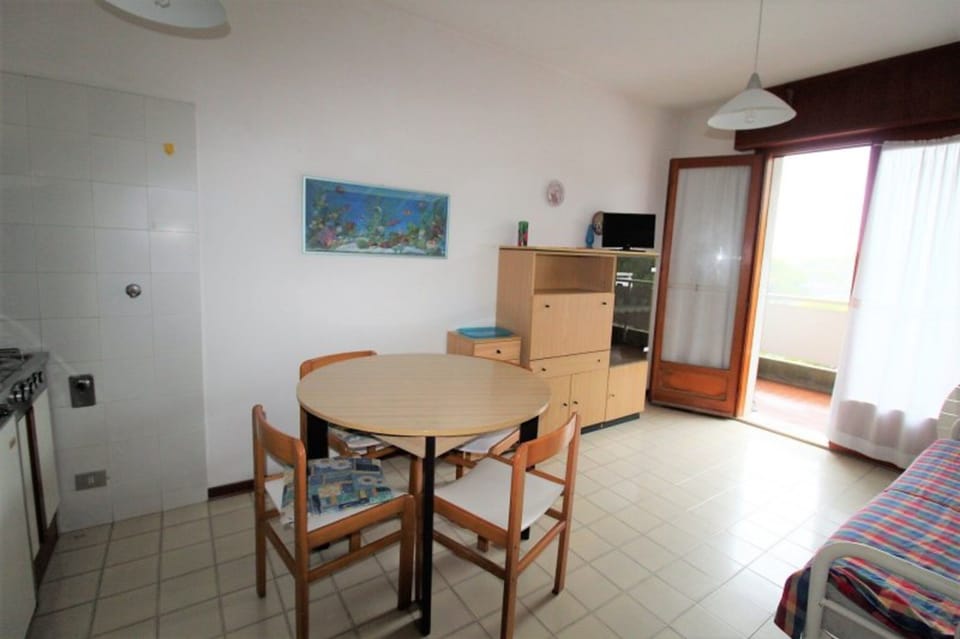 Apartment, 1 Bedroom, Balcony | Dining room