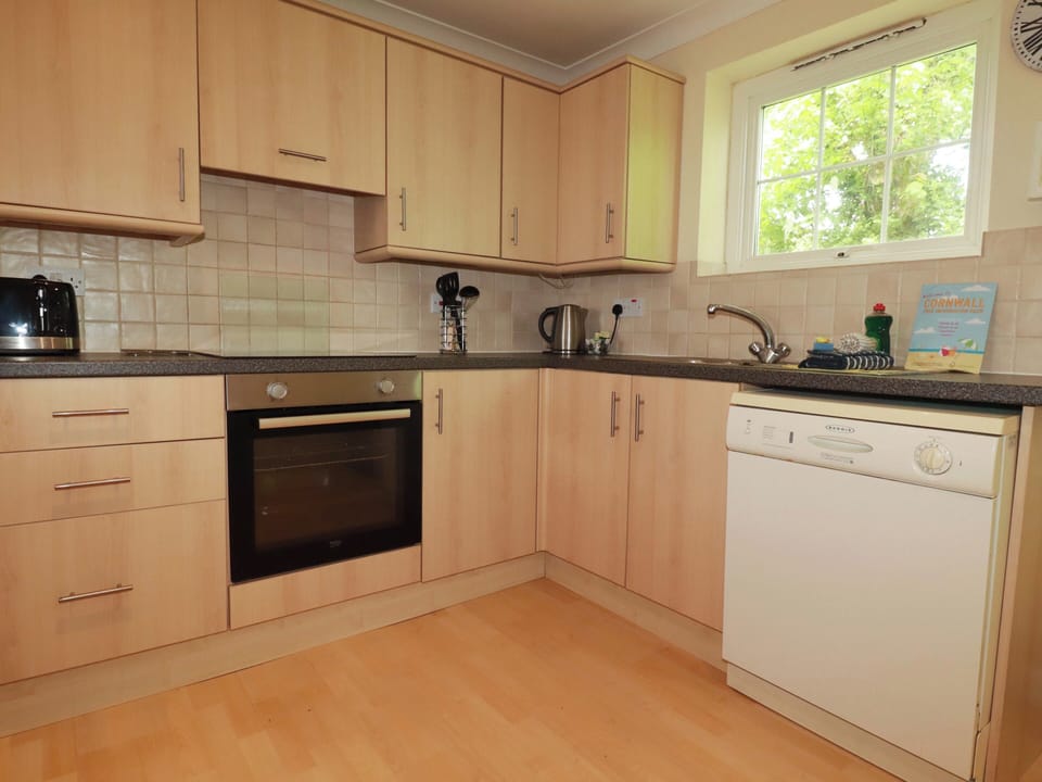 Dishwasher, cookware/dishes/utensils