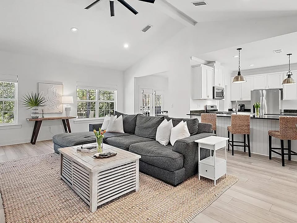 House, Multiple Beds (Abby's Abode) | Living area