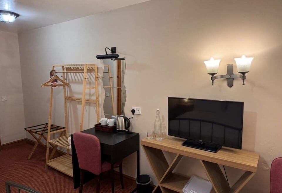 Desk, WiFi (free)