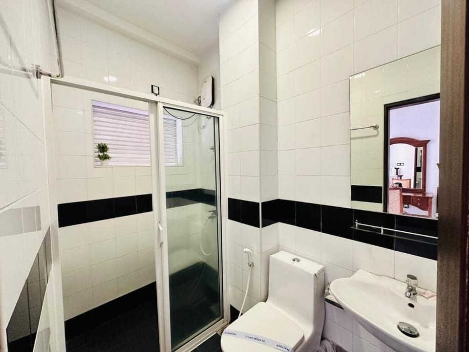 Deluxe Double or Twin Room, Balcony, Garden View | Bathroom | Shower, free toiletries, hair dryer, towels