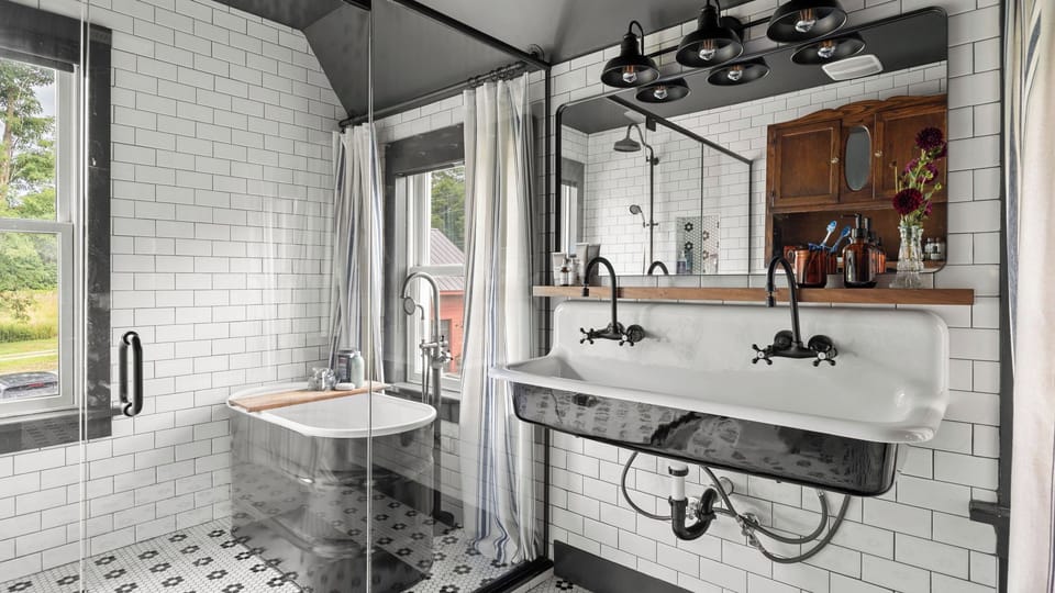 Farmhouse at Leeds by Avantstay Walled Garden + Soaking Tub + Private Barn Near Hudson Cottage in Hudson Valley