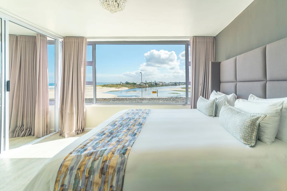 Deluxe Apartment | Premium bedding, down comforters, pillowtop beds, in-room safe