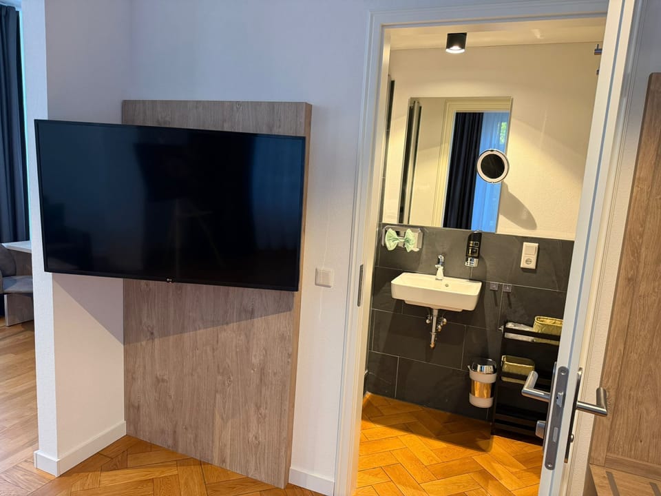 Suite | Bathroom | Shower, hair dryer, towels, soap