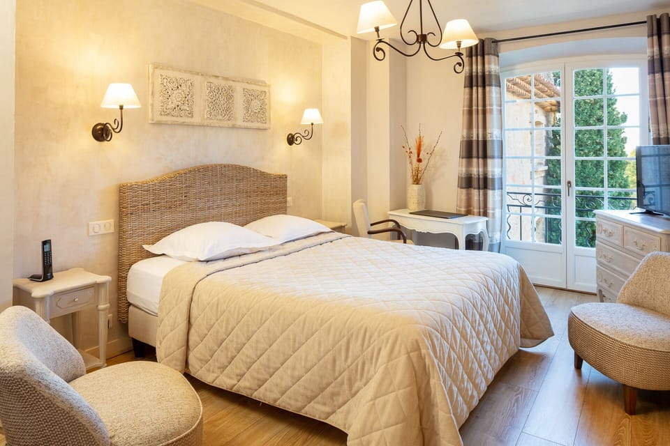 Comfort Room, Spa access included (Indoor swimming pool, Sauna, Spa hot tub, Hammam) | In-room safe, individually decorated, desk, iron/ironing board