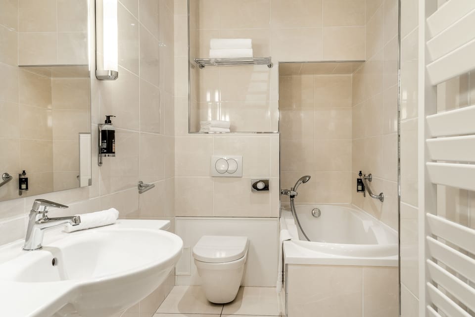 Combined shower/tub, free toiletries, hair dryer, towels