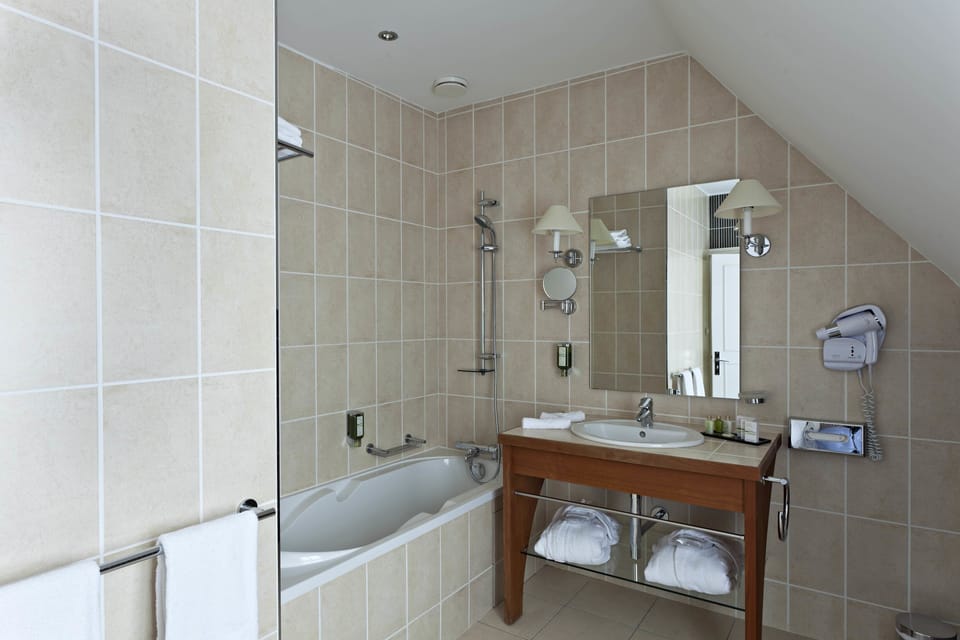 Superior Room | Bathroom | Combined shower/tub, free toiletries, hair dryer, towels