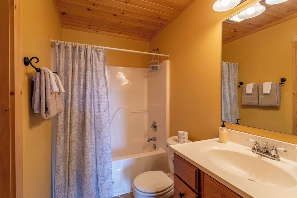 1 Relaxing Place - Quaint Cottage, Great Mountain View, hot Tub, and Fire pit Chalet in Watauga