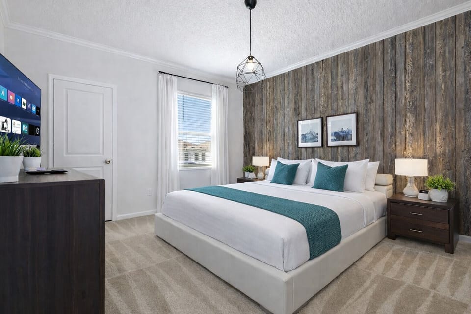 Deluxe Double Room, 1 King Bed, Non Smoking, Private Bathroom | Laptop workspace, iron/ironing board, free WiFi, bed sheets