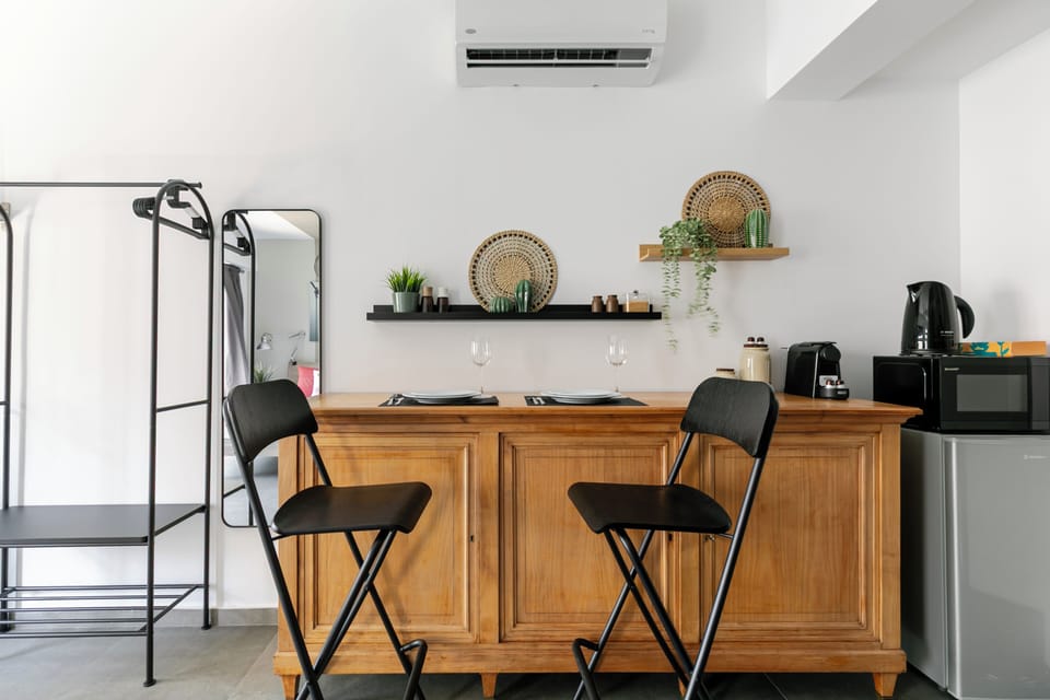 Studio, 1 Queen Bed, Kitchenette, City View | In-room dining