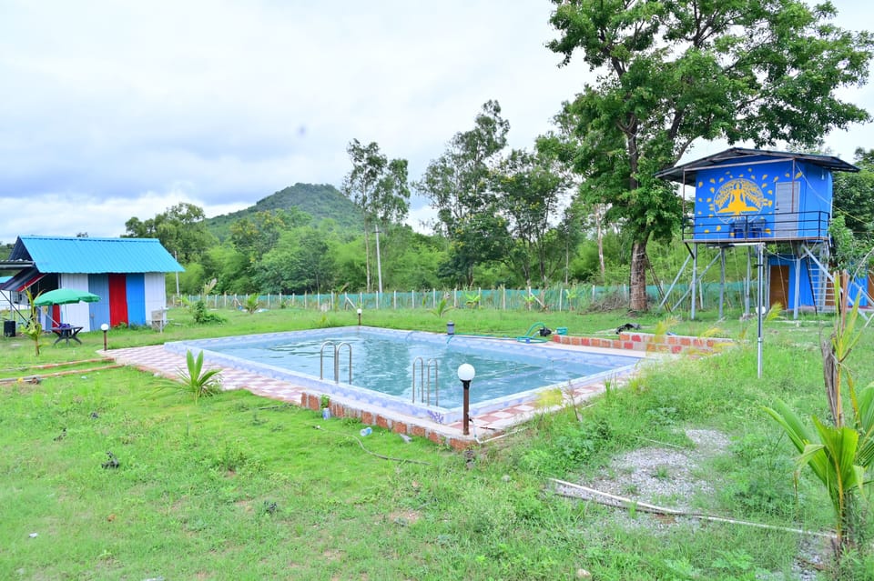 2 outdoor pools