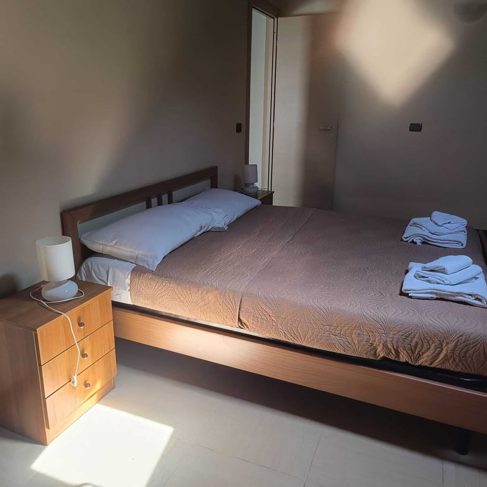 Premium bedding, WiFi (free), bed sheets