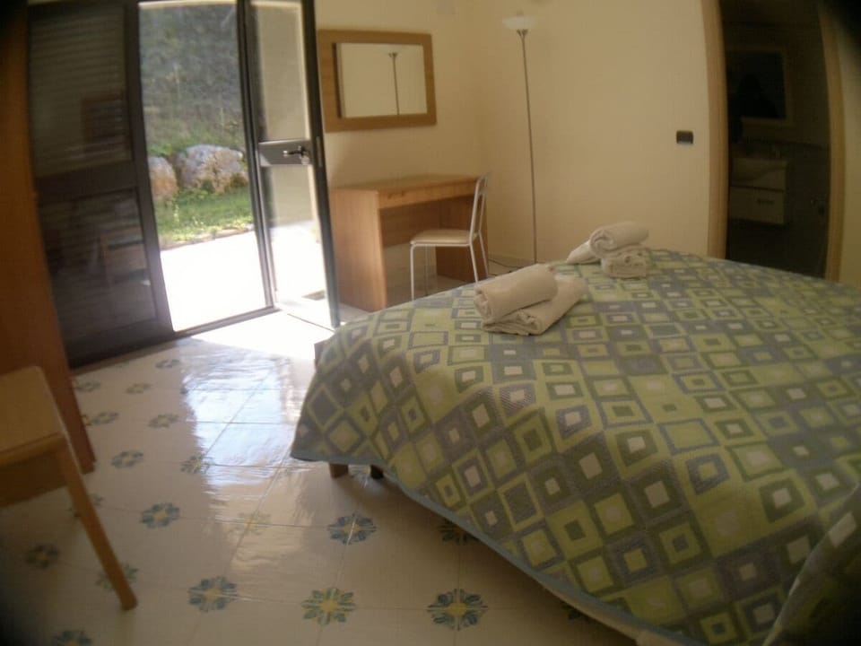 Double or Twin Room, 1 Double Bed, Private Bathroom, Garden View | Premium bedding, WiFi (free), bed sheets