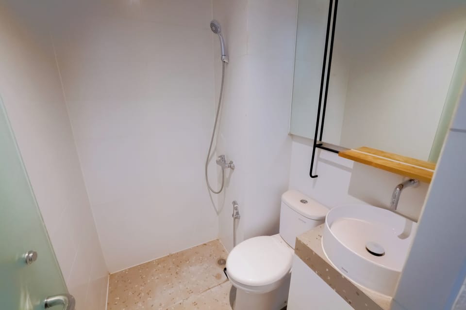 Superior Double Room | Bathroom | Shower, free toiletries, towels, soap