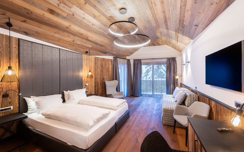 Deluxe Double Room | Hypo-allergenic bedding, down comforters, minibar, in-room safe