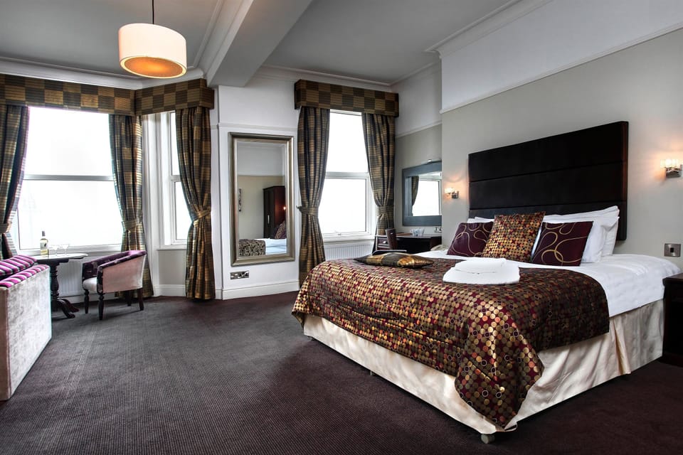 Deluxe Suite, 1 Double Bed, Non Smoking | In-room safe, desk, iron/ironing board, free WiFi