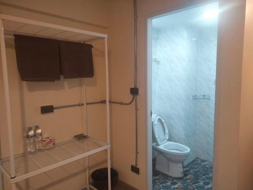 Twin Room | Bathroom | Shower, free toiletries, towels, toilet paper