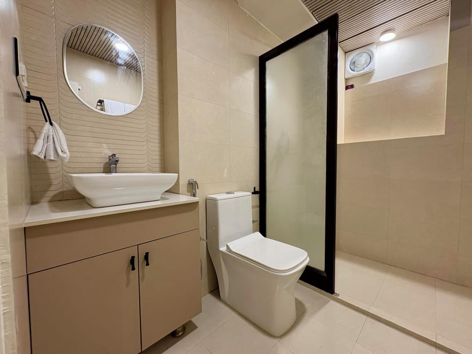Suite, Courtyard View | Bathroom | Shower, free toiletries, hair dryer, towels