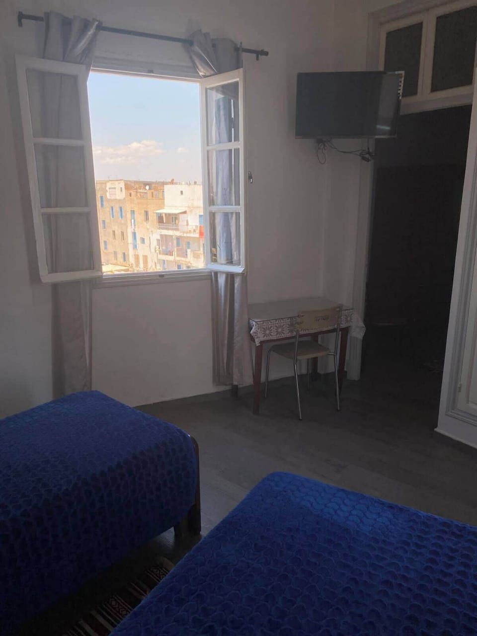 Laptop workspace, WiFi (free), bed sheets
