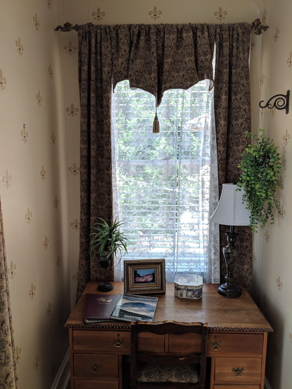 Magnolia Room | Individually decorated, iron/ironing board, cribs/infant beds