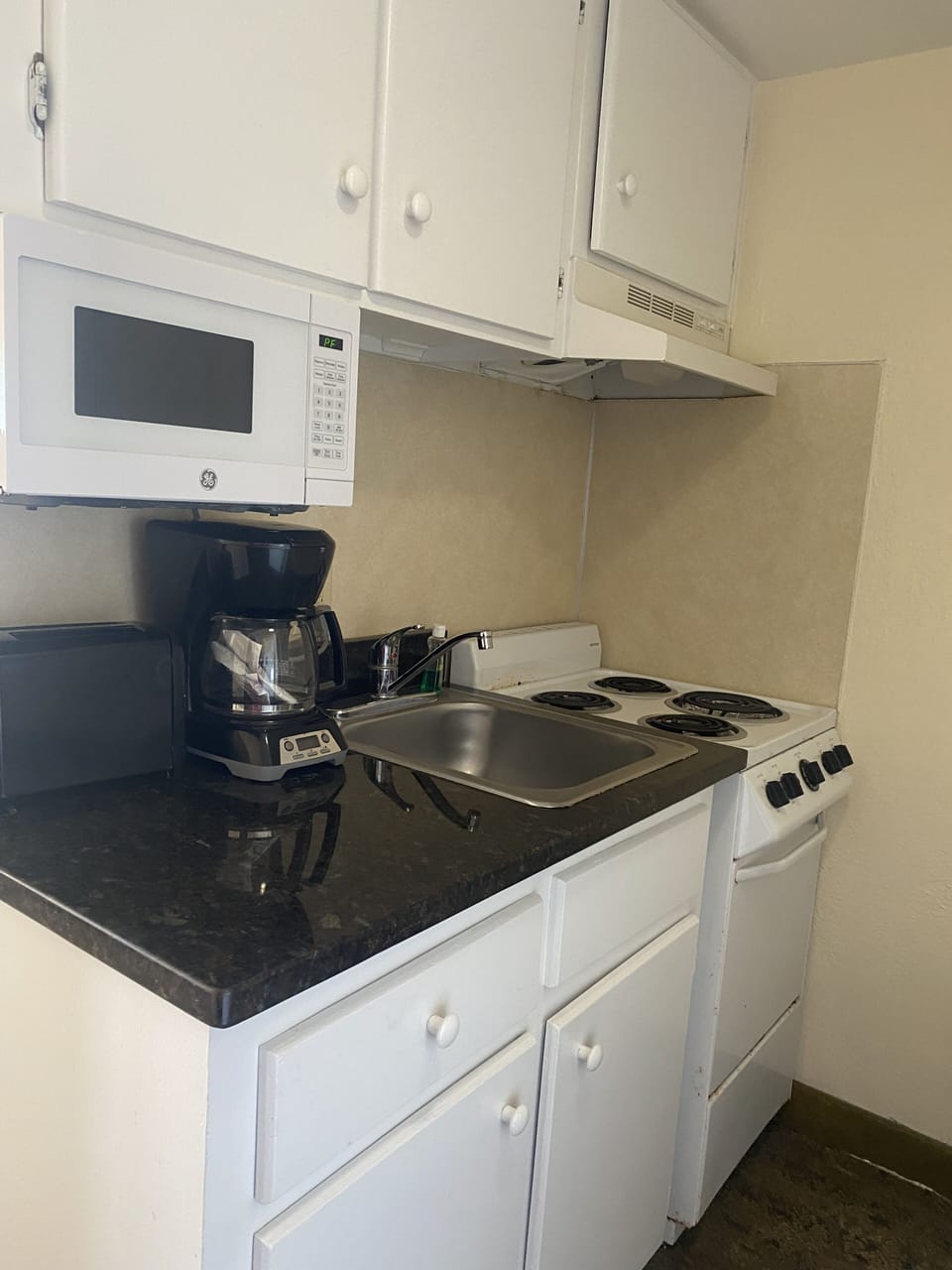 Classic Studio Suite, 2 Queen Beds | Private kitchen | Fridge, microwave, oven, stovetop